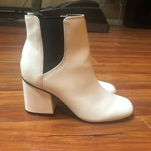 Size 7 women’s white boots